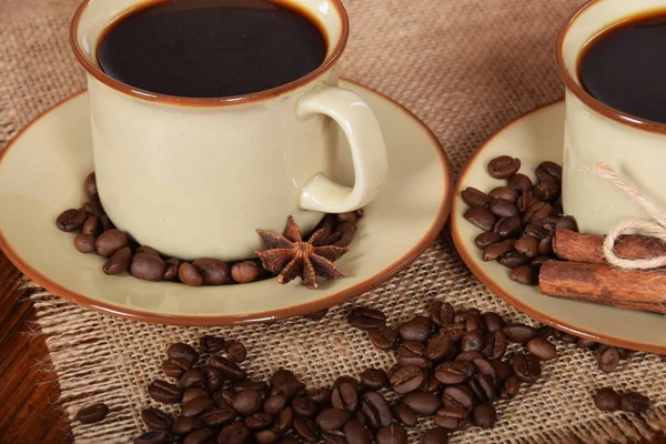 Café dulce negro en tazas marrones con caña de vainilla y anís flo — Foto de Stock