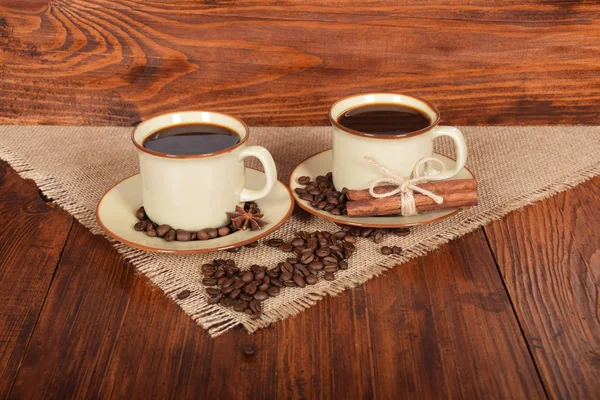 Черный сладкий кофе в коричневых чашках с ванильным тростником и анисовым гриппом — стоковое фото