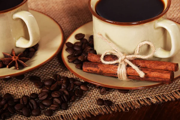 Czarna kawa słodki w brązowe kubki z wanilii flo trzciny i anyżu — Zdjęcie stockowe