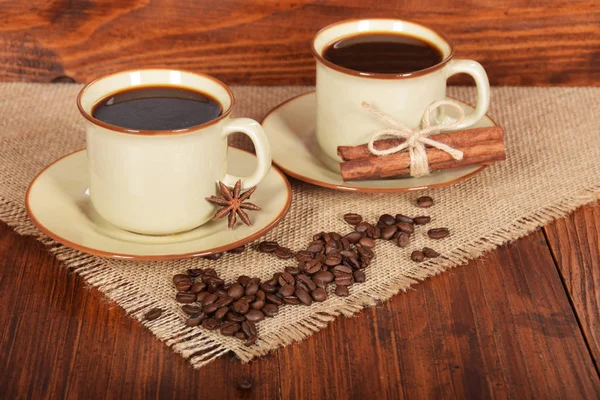 Café sucré noir dans des tasses brunes avec canne à vanille et anis flo — Photo