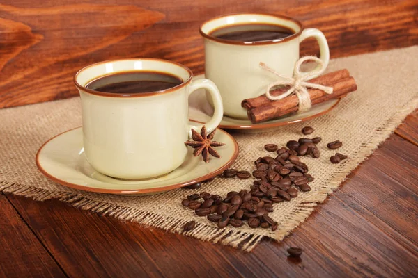 Kopi hitam manis dalam cangkir coklat dengan tongkat vanili dan flo anise — Stok Foto