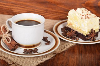 siyah kahve bir fincan çikolatalı kek ile