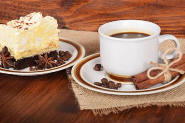 siyah kahve bir fincan çikolatalı kek te için boş alan ile birlikte