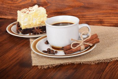 siyah kahve bir fincan çikolatalı kek te için boş alan ile birlikte