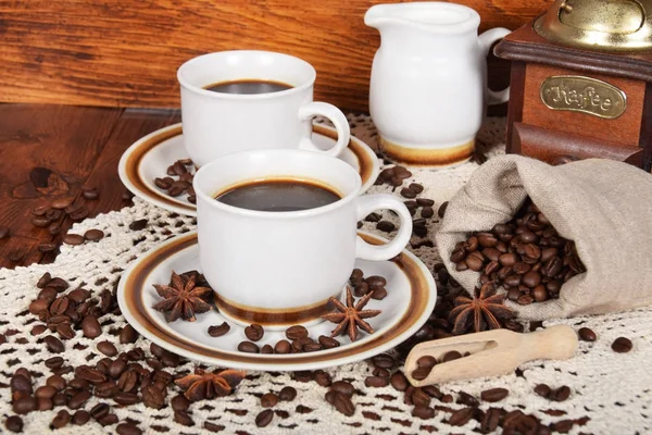 Tazas de café y leche y granos de café tostados — Foto de Stock