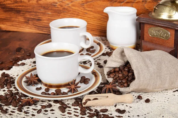Tasses de café et de lait et grains de café torréfiés — Photo