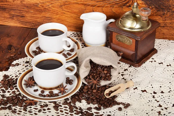 Tazas de café y leche y granos de café tostados — Foto de Stock