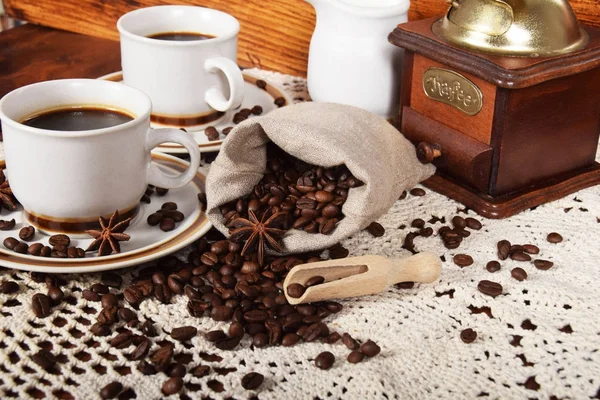 Tazas de café y leche y granos de café tostados — Foto de Stock