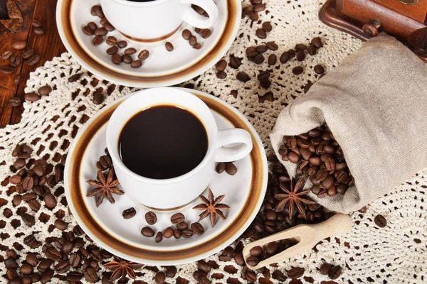 Bardak kahve ve süt ve kavrulmuş kahve çekirdekleri — Stok fotoğraf