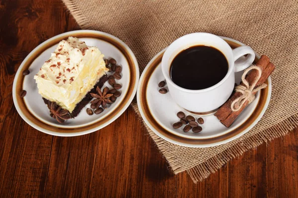 siyah kahve bir fincan çikolatalı kek te için boş alan ile birlikte