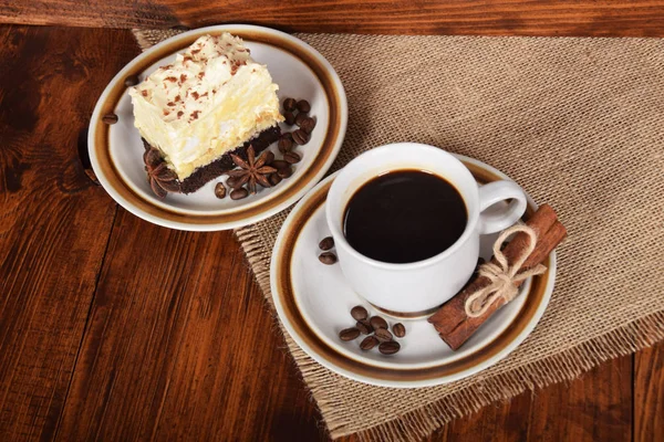 siyah kahve bir fincan çikolatalı kek te için boş alan ile birlikte