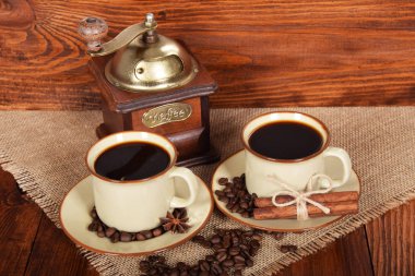 iki bardak kahve öğütücü ile ücretsiz spac yanındaki siyah kahve