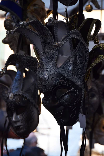 Máscara de carnaval veneziana em uma banca de mercado — Fotografia de Stock