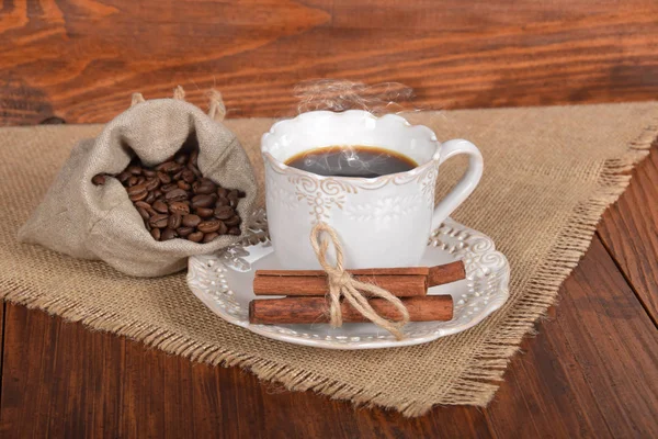 Caffè nero caldo in una tazza retrò con vaniglia — Foto Stock