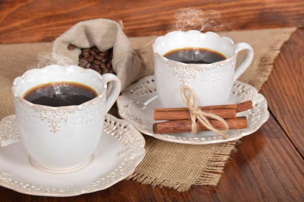 Café preto quente em uma xícara retro com baunilha — Fotografia de Stock