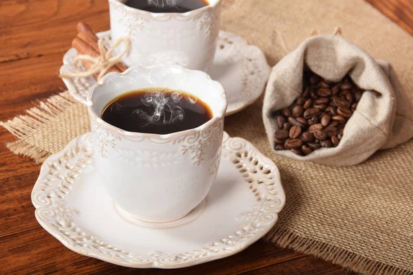 Heißer schwarzer Kaffee in einer Retro-Tasse mit Vanille — Stockfoto