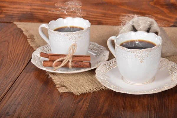 Горячий черный кофе в ретро чашке с ванилью — стоковое фото