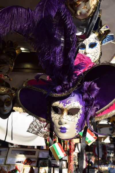 Masque de carnaval vénitien sur un stand de marché — Photo