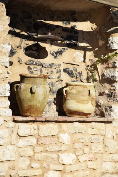 Des cruches médiévales en argile sur un mur de pierre avec espace libre pour le texte — Photo
