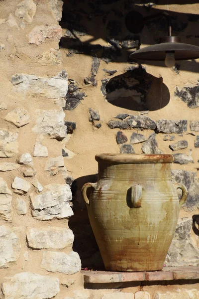 黏土中世纪水罐在石墙壁与自由空间为文本 — 图库照片