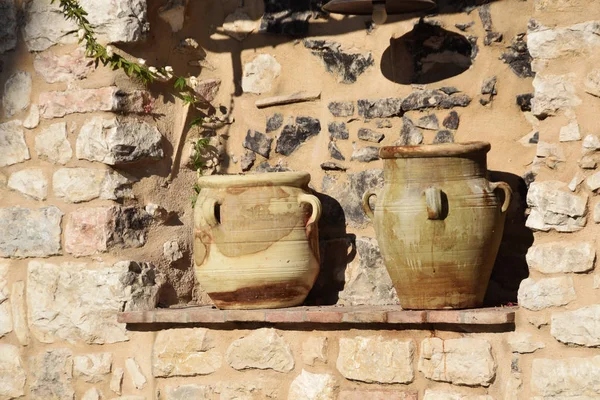 Глиняные средневековые кувшины на каменной стене с свободным местом для текста — стоковое фото