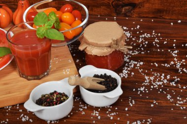 tatlı taze domates suyu ile fesleğen ve metin için boş yer