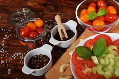 dilimlenmiş domates kereviz, biber sağlıklı bir atıştırma için sarımsak