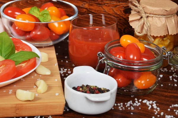 Succo di pomodoro fresco dolce con basilico e spazio vuoto per il testo — Foto Stock