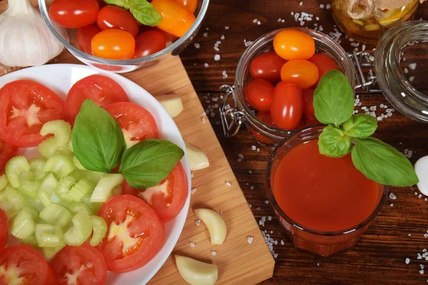 Succo di pomodoro piccante sano con basilico, pepe e aglio — Foto Stock