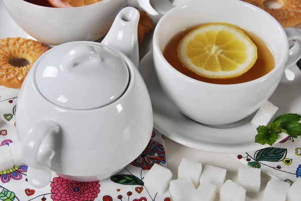 Фруктовый чай с печеньем из белого фарфора — стоковое фото