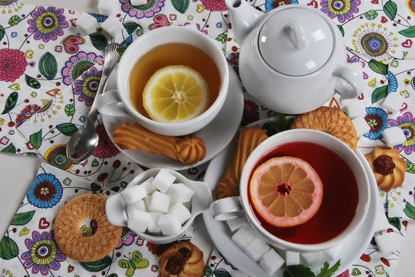 Горячий чай из сухофруктов с лимоном и медом на салфетке — стоковое фото