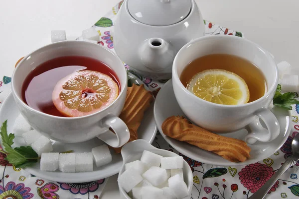 Thé aux fruits avec un cookie en porcelaine blanche — Photo