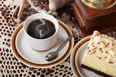 siyah kahve bir fincan çikolatalı kek ile
