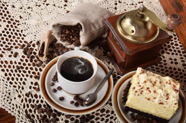 siyah kahve bir fincan çikolatalı kek ile