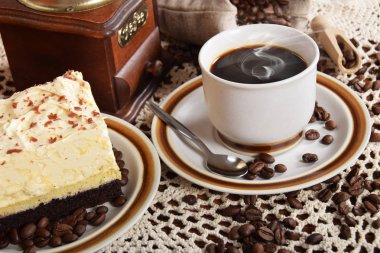 siyah kahve bir fincan çikolatalı kek ile