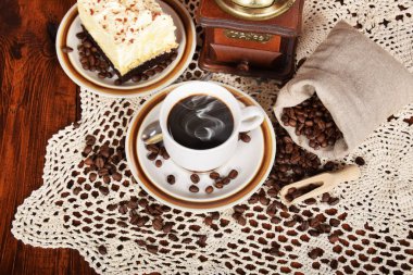 siyah kahve bir fincan çikolatalı kek ile