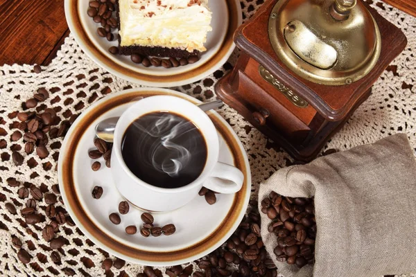 Черный кофе в чашке с шоколадным тортом — стоковое фото