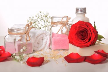 banyo gül tuz gri pembe ve kırmızı gül yaprakları ile vita inciler