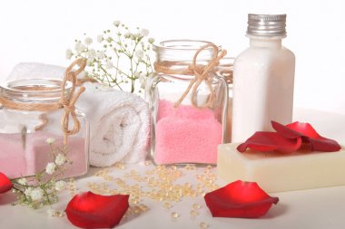 banyo gül tuz gri pembe ve kırmızı gül yaprakları ile vita inciler