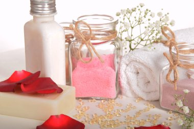 banyo gül tuz gri pembe ve kırmızı gül yaprakları ile vita inciler