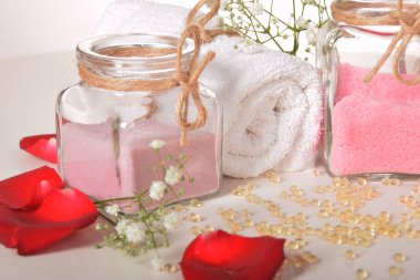 banyo gül tuz gri pembe ve kırmızı gül yaprakları ile vita inciler