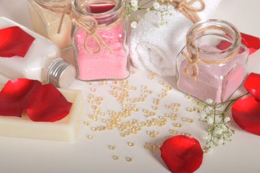 banyo gül tuz gri pembe ve kırmızı gül yaprakları ile vita inciler