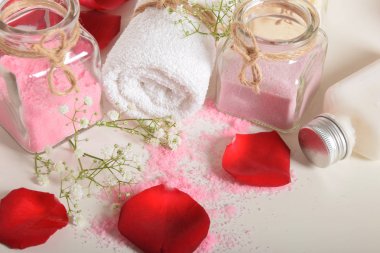 banyo gül tuz gri pembe ve kırmızı gül yaprakları ile vita inciler