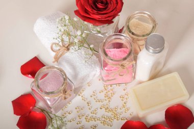 banyo gül tuz gri pembe ve kırmızı gül yaprakları ile vita inciler