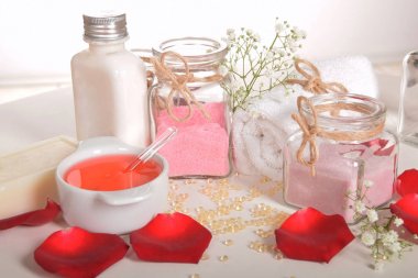 banyo gül tuz gri sabun ve inciler ile bir kırmızı gül yaprakları