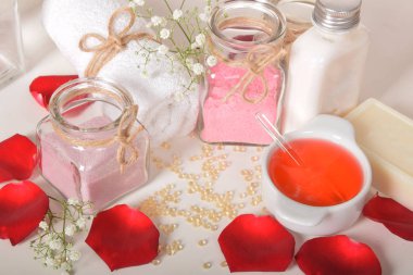 banyo gül tuz gri sabun ve inciler ile bir kırmızı gül yaprakları