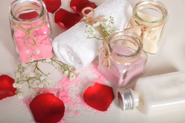 banyo gül tuz gri pembe ve kırmızı gül yaprakları ile vita inciler