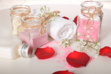 banyo gül tuz gri pembe ve kırmızı gül yaprakları ile vita inciler