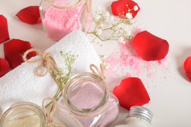 banyo gül tuz gri pembe ve kırmızı gül yaprakları ile vita inciler