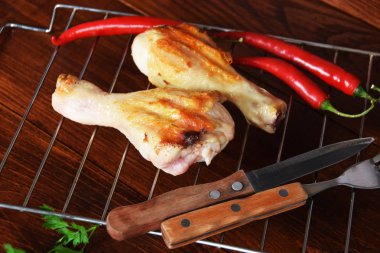 baharatlı tavuk sopaları ile baharatlı kırmızı biber peppe ızgara